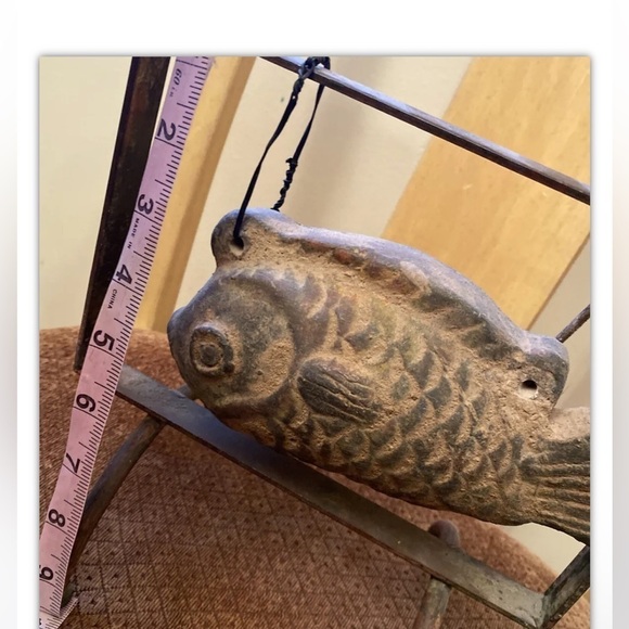 Old Japanese Art Sculpture Hanging Pottery & Metal Fish With Stand - Picture 6 of 7